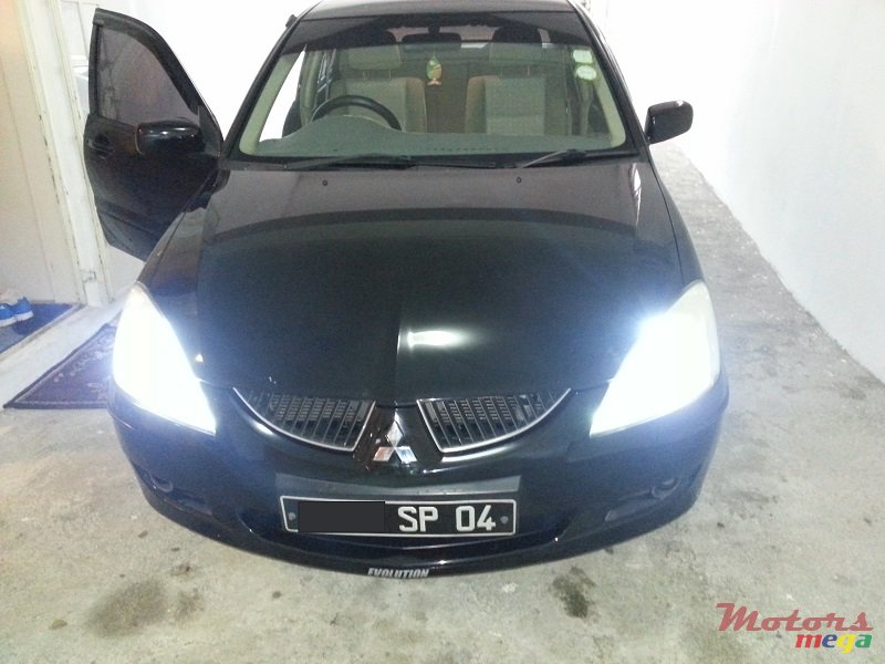 2004' Mitsubishi photo #2