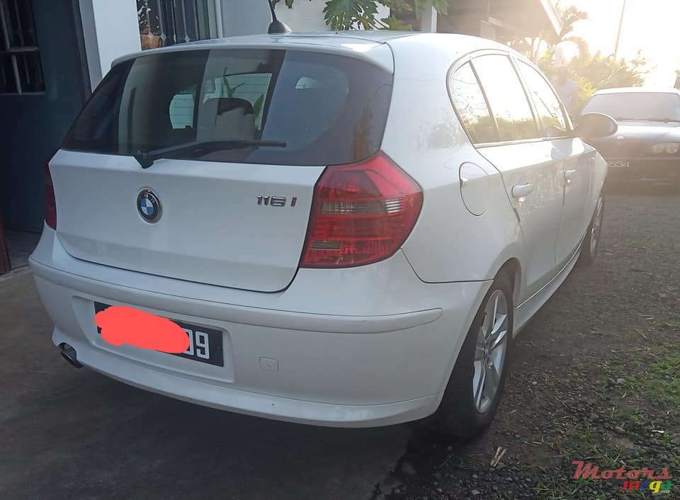 2009' BMW 1 Series 116i photo #3