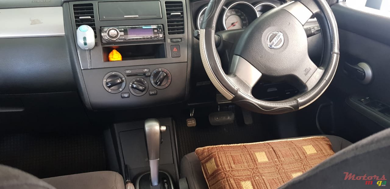 2005' Nissan Tiida photo #2