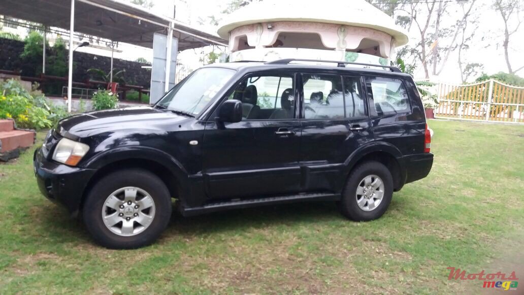 2006' Mitsubishi Pajero photo #2