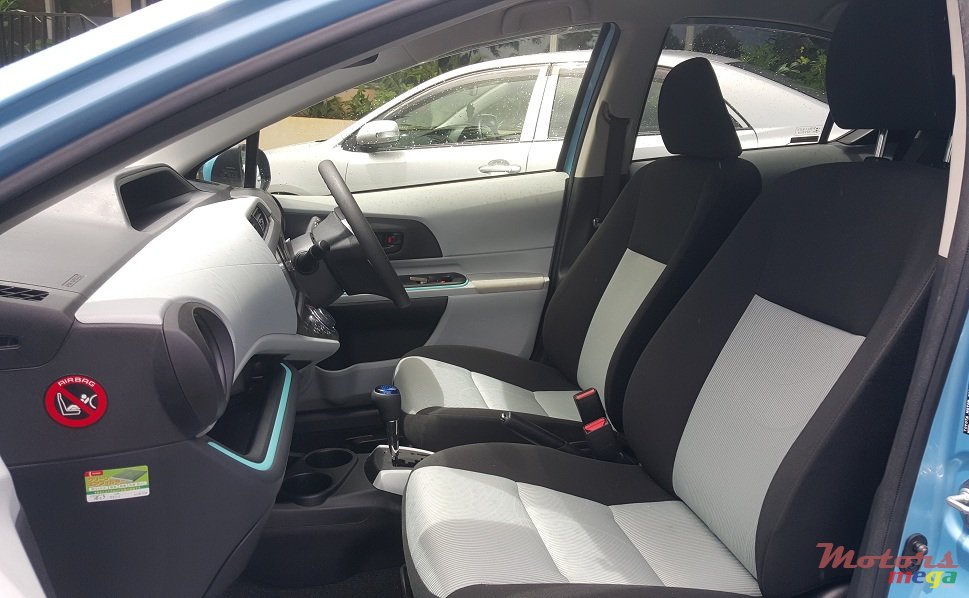 2013' Toyota Prius c photo #3