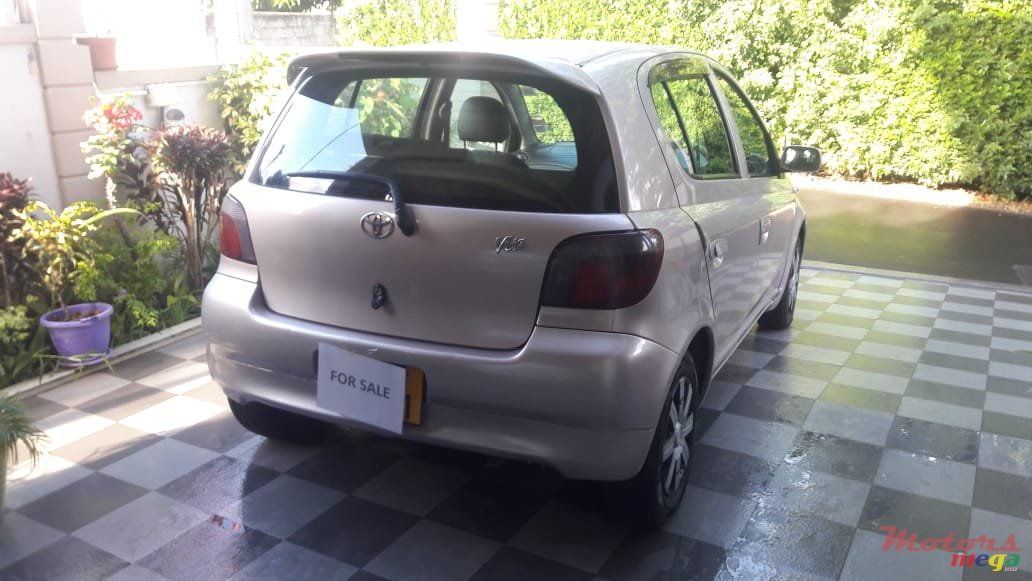 2001' Toyota Vitz photo #2