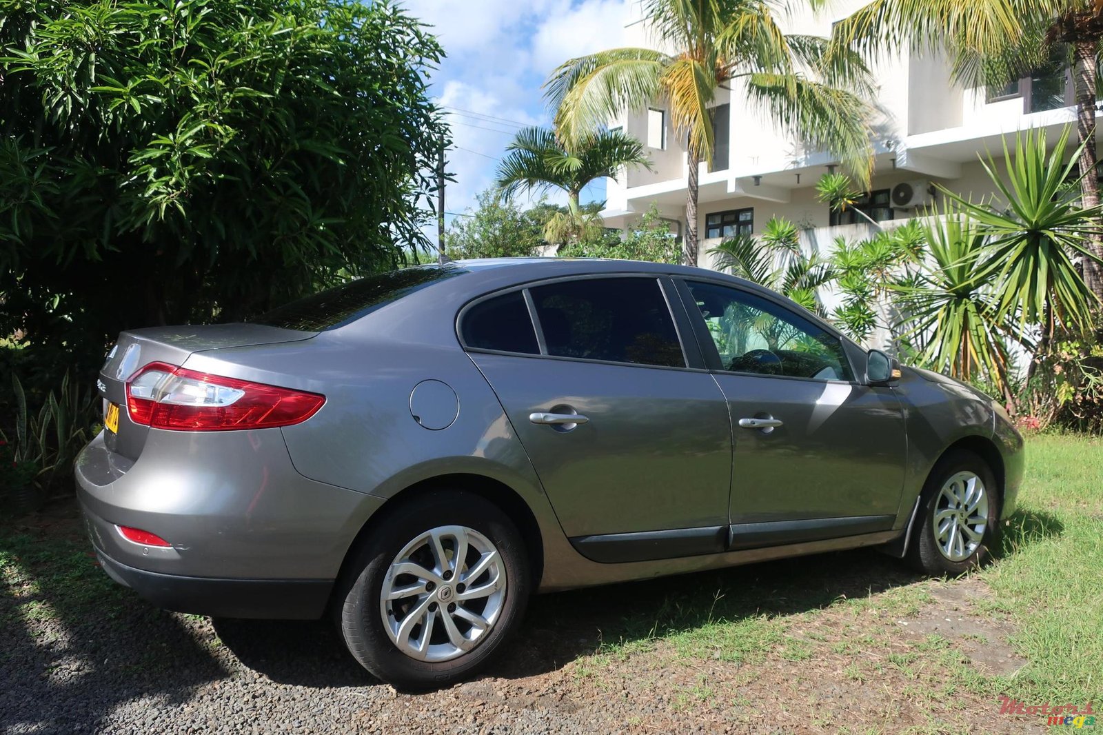 2014' Renault Fluence photo #1