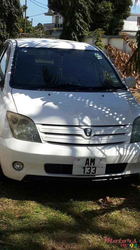 2004' Toyota Isis photo #1