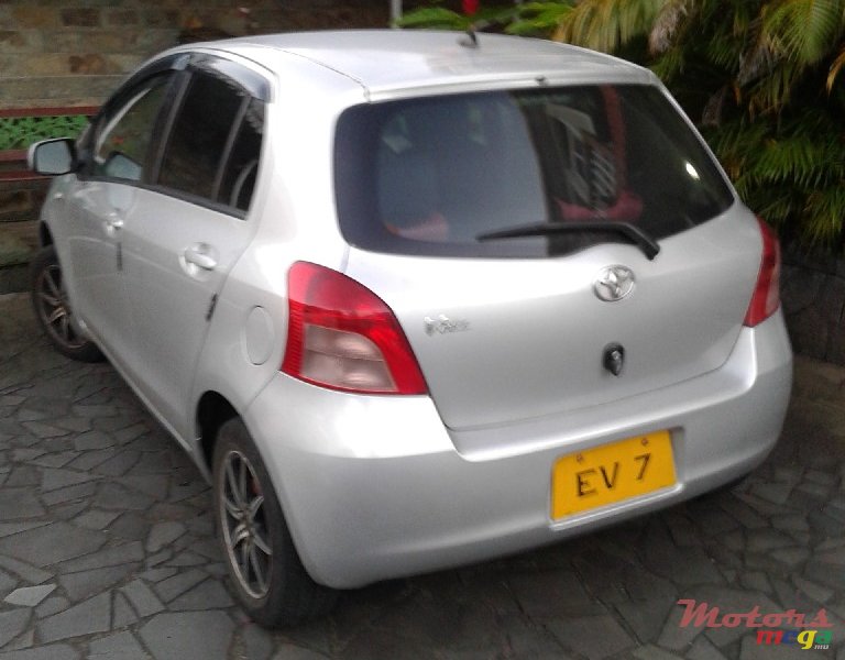 2006' Toyota Vitz photo #2