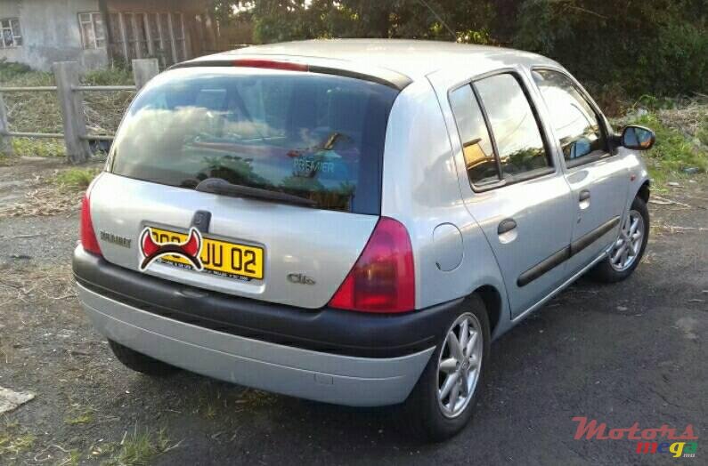 2002' Renault Clio 1149 cc photo #2