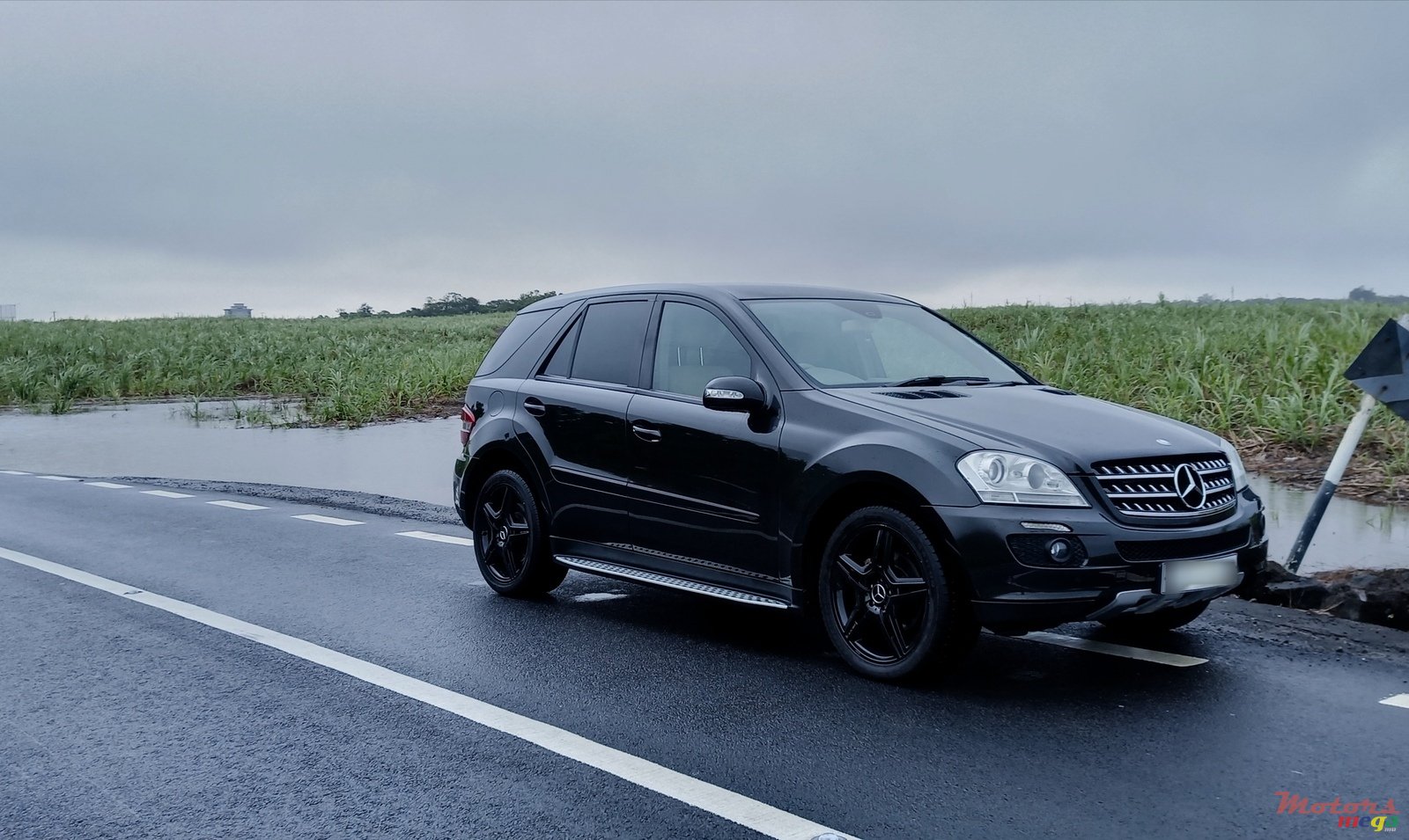 2009' Mercedes-Benz ML 320 SUV photo #5