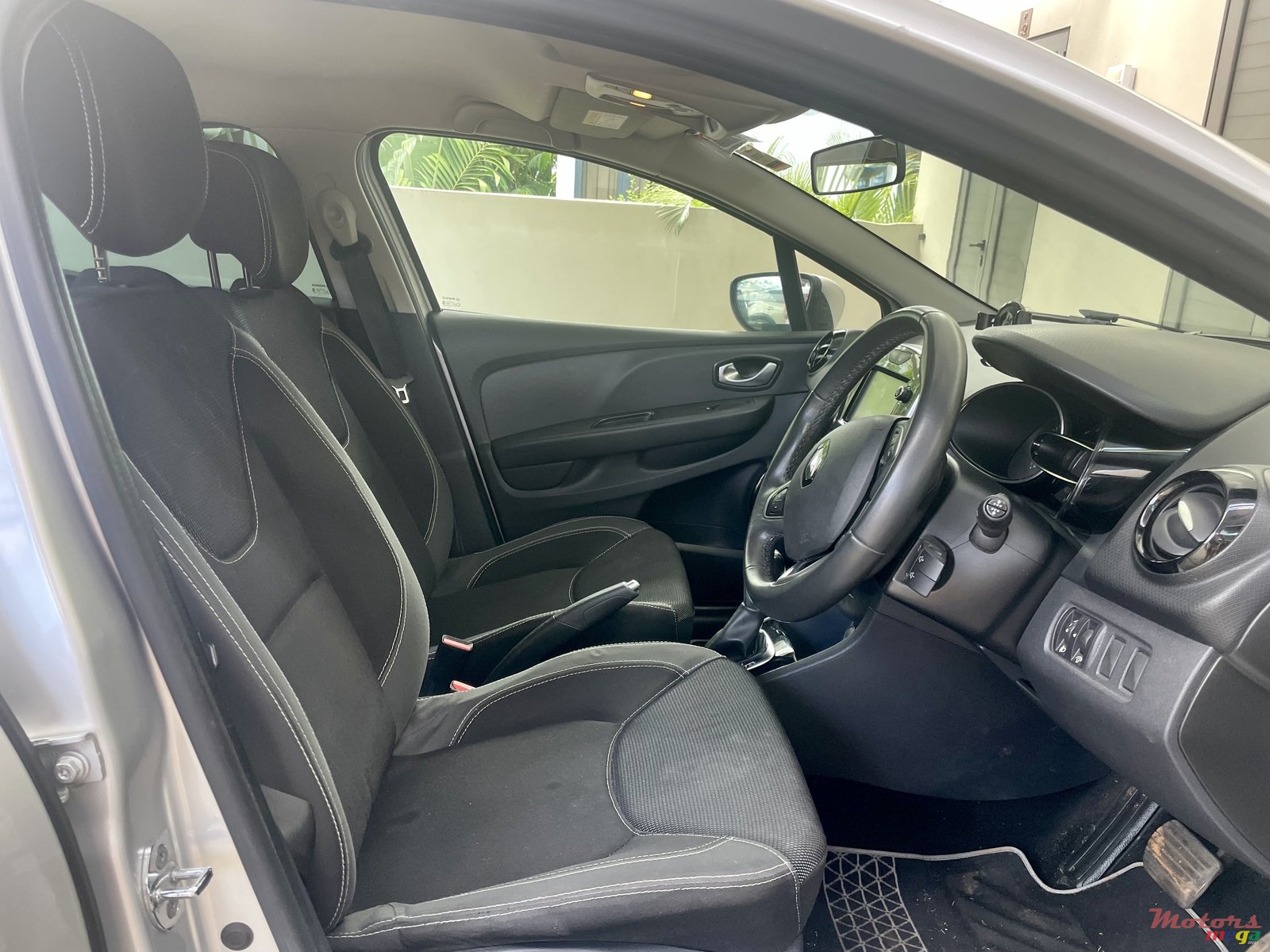 2017' Renault Clio Hatchback 1.2 A Turbo photo #2