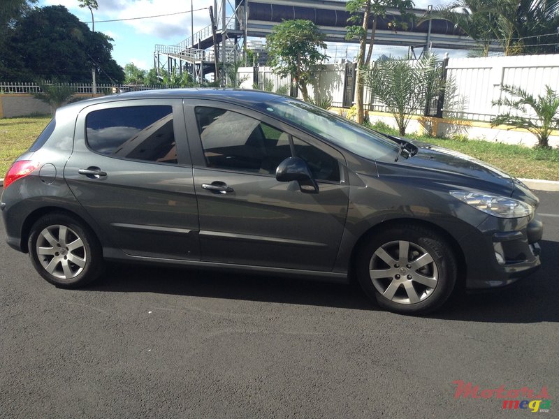 2011' Peugeot 308 none photo #1