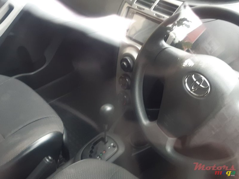 2009' Toyota Vitz photo #2