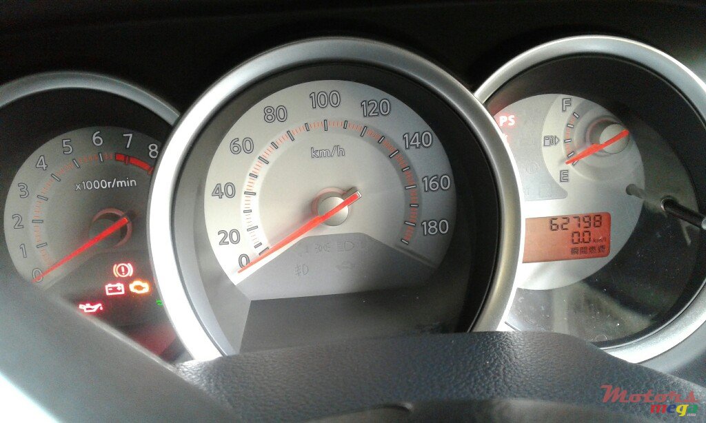 2011' Nissan Tiida Hatchback photo #4