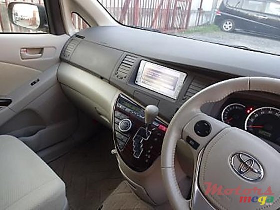 2014' Toyota Isis photo #3