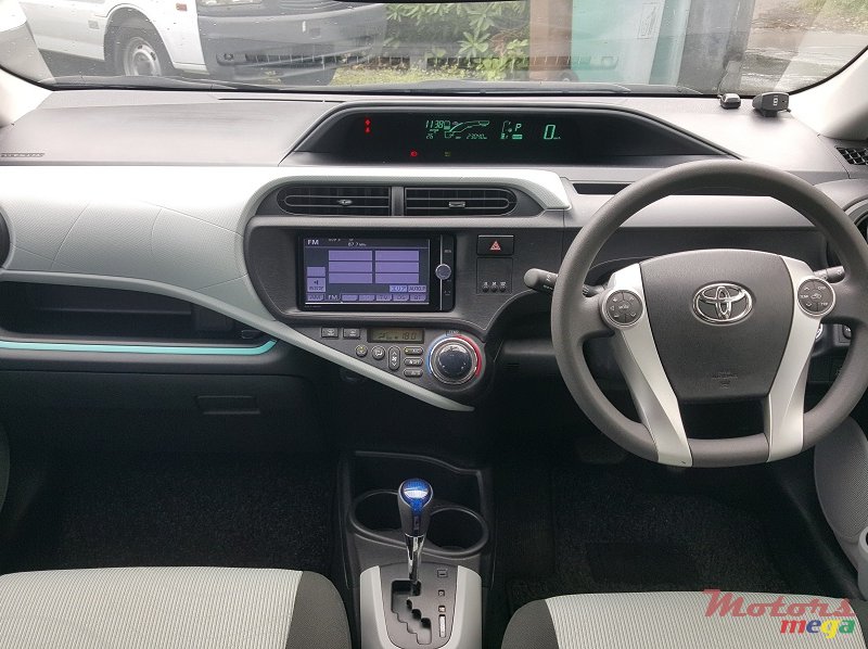 2013' Toyota Prius c photo #5