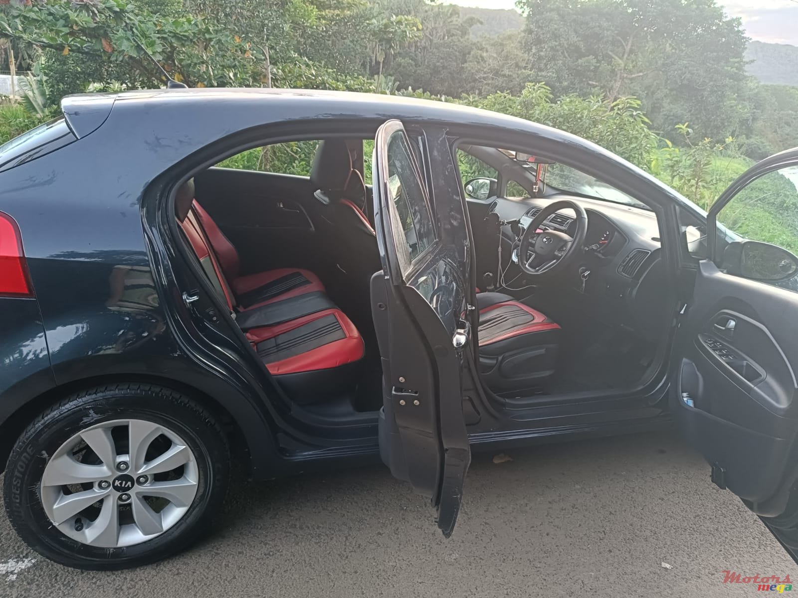 2015' Kia Rio photo #2