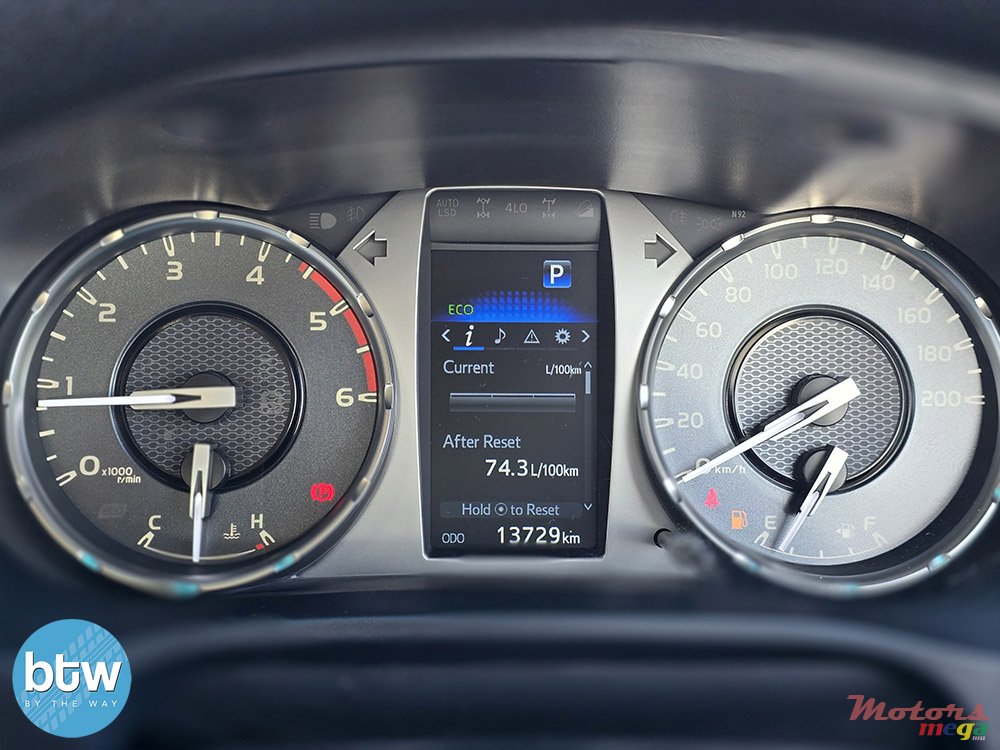 2022' Toyota Hilux 4x4 photo #7