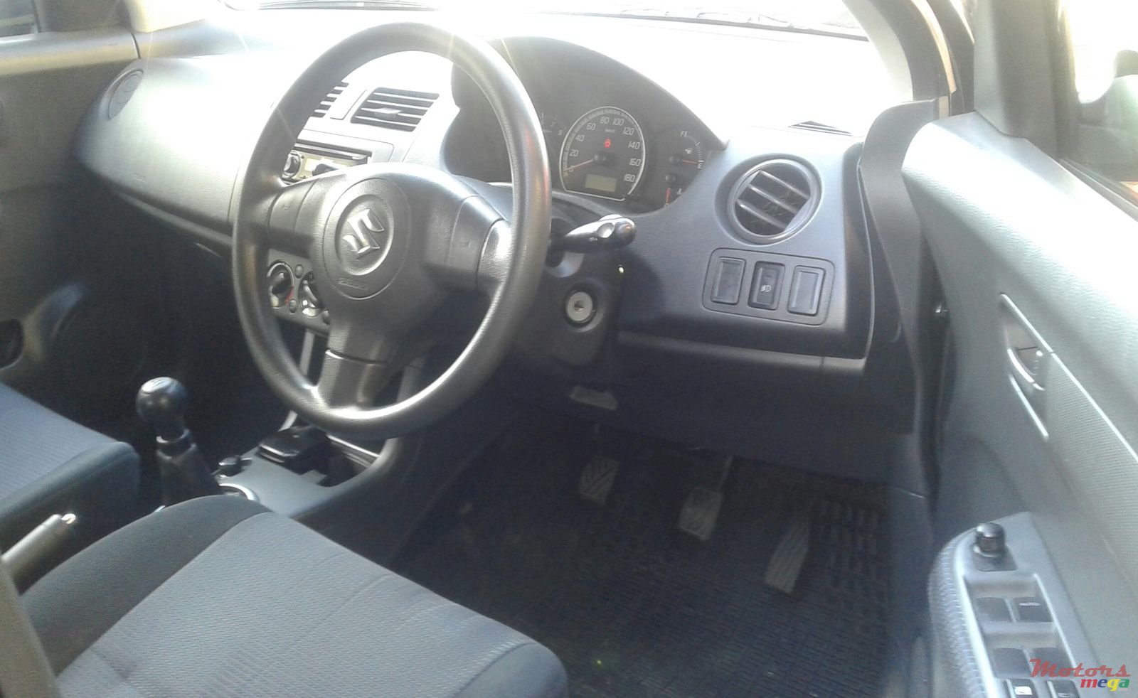 2010' Suzuki Swift photo #4