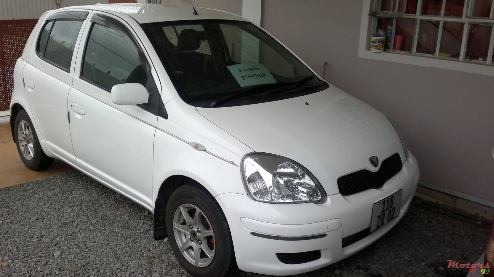 2002' Toyota Vitz photo #1