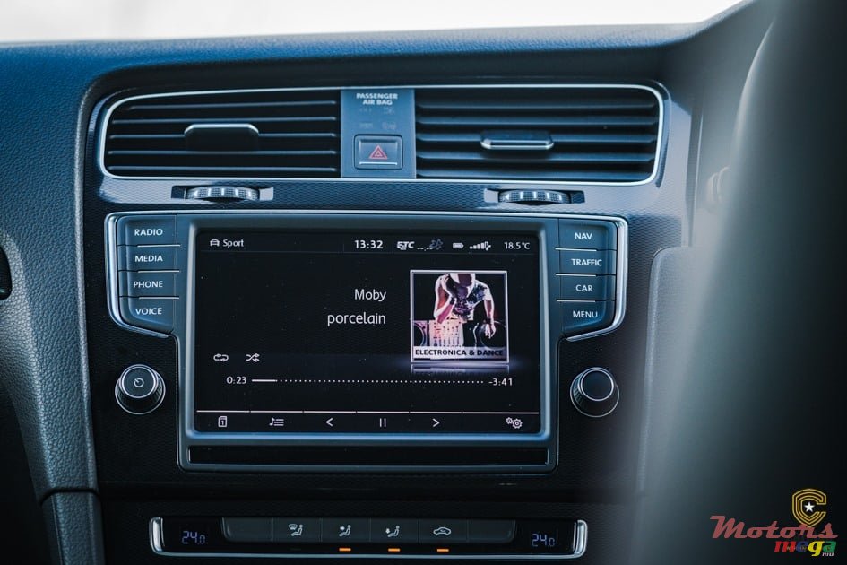 2014' Volkswagen Golf GTI photo #5