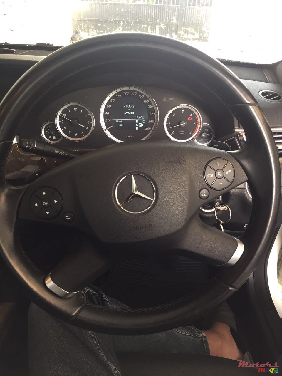 2011' Mercedes-Benz E-Class E350 CDI photo #3