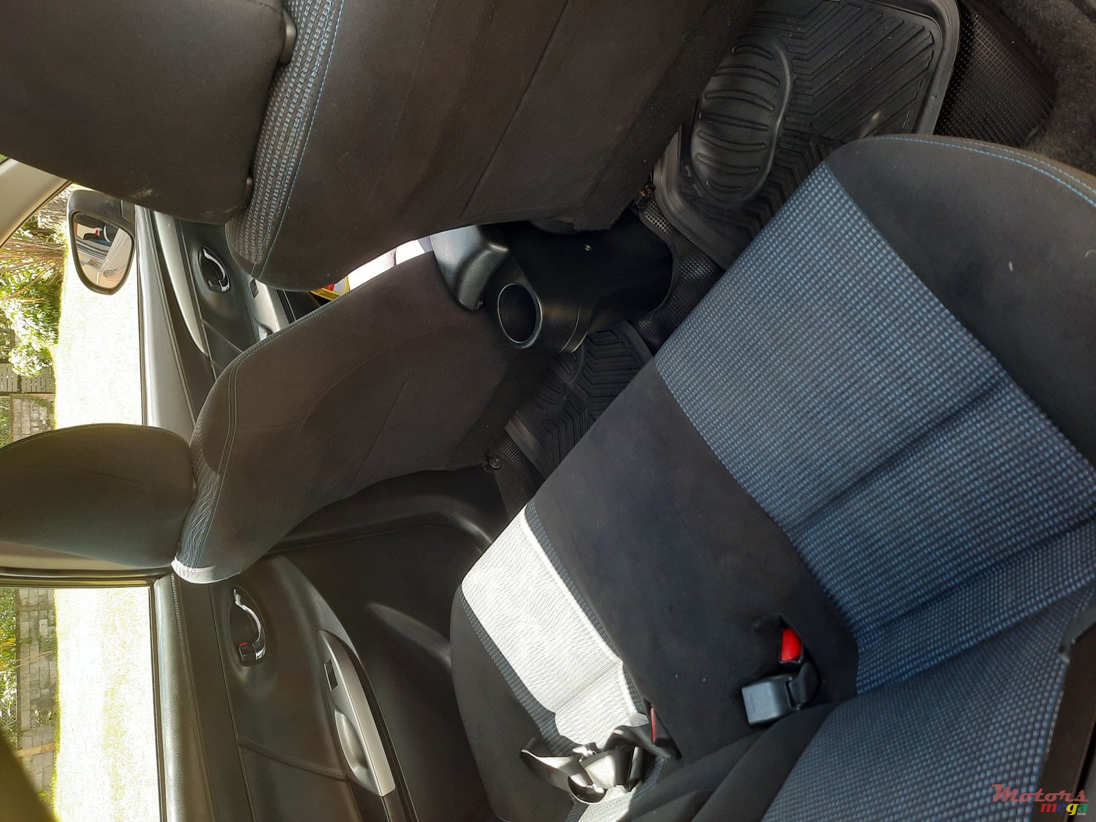 2014' Toyota Yaris photo #3