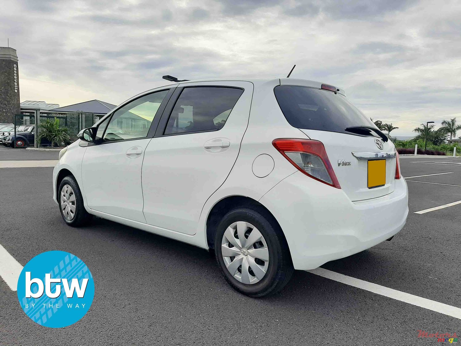 2012' Toyota Vitz photo #3