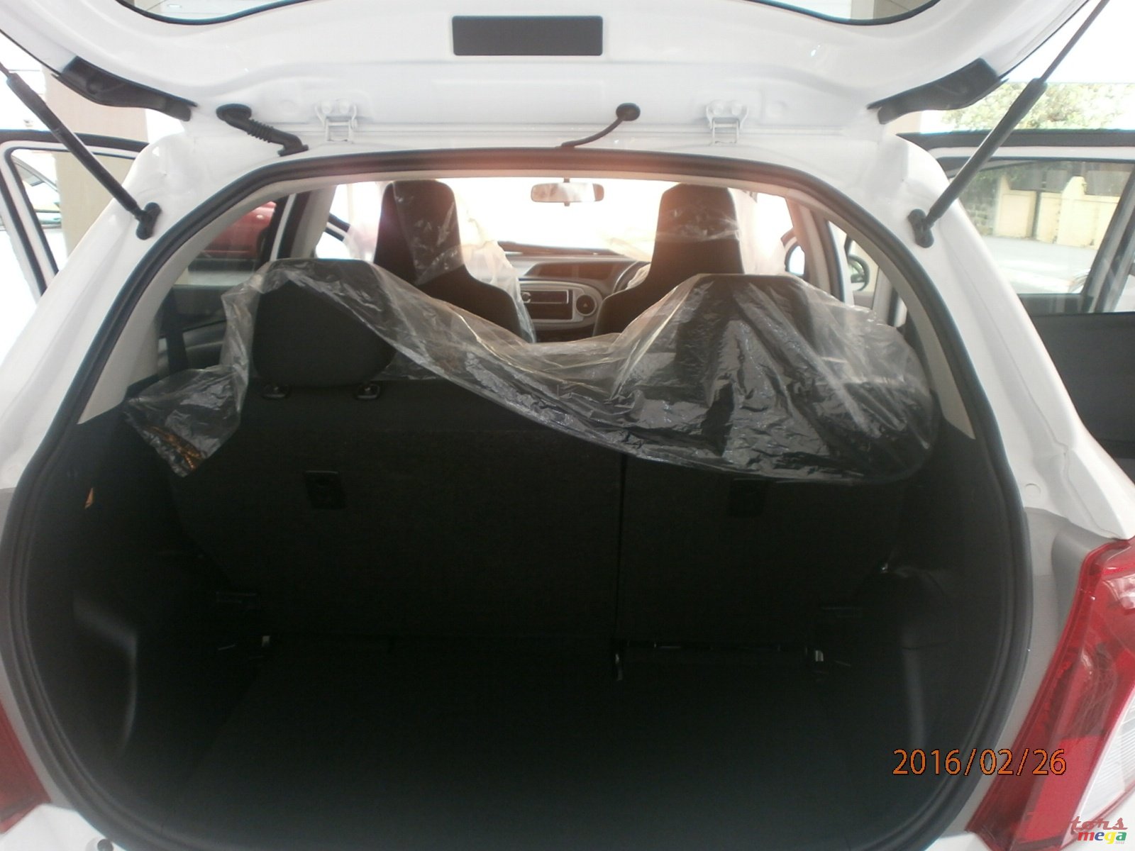 2013' Toyota Vitz photo #6
