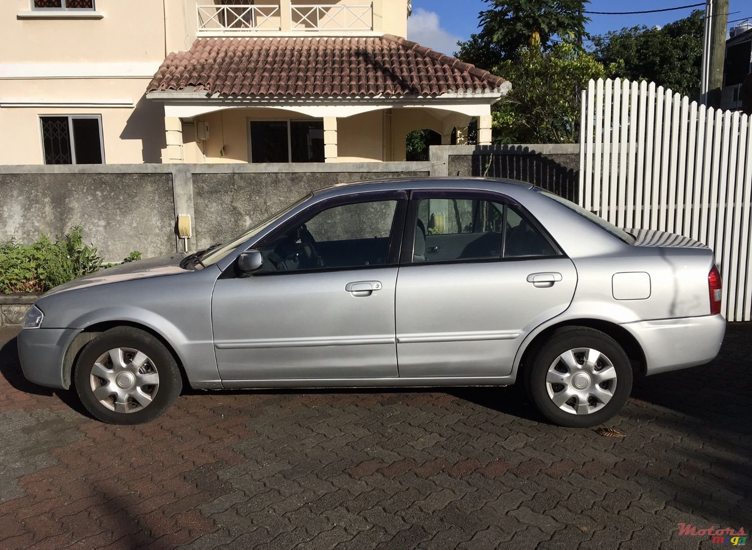 2000' Mazda Protege photo #1