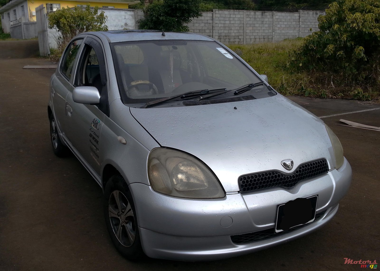 1999' Toyota Vitz photo #1