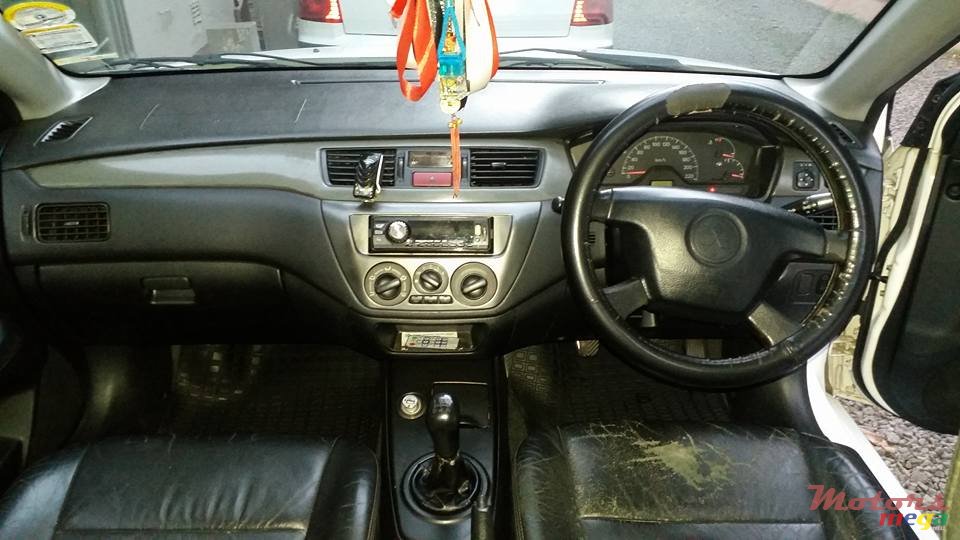 2004' Mitsubishi Lancer GLX photo #5