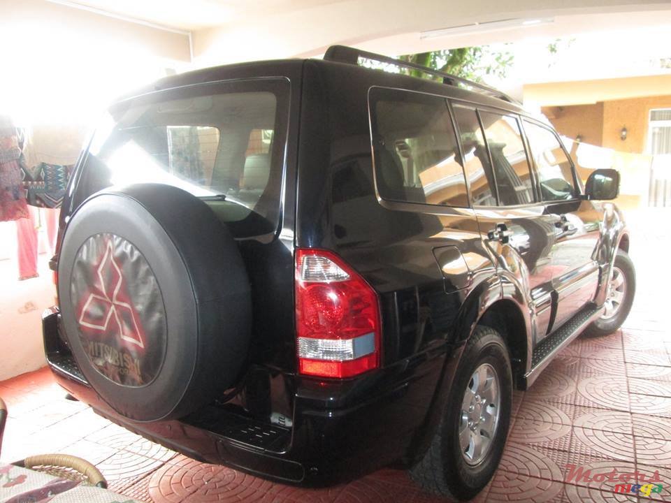 2005' Mitsubishi Pajero photo #4