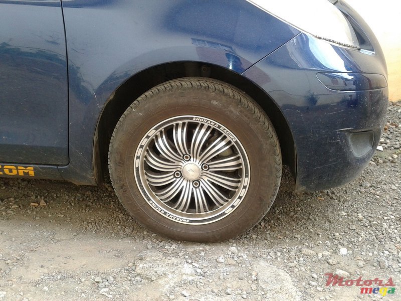 2008' Toyota Vitz photo #3