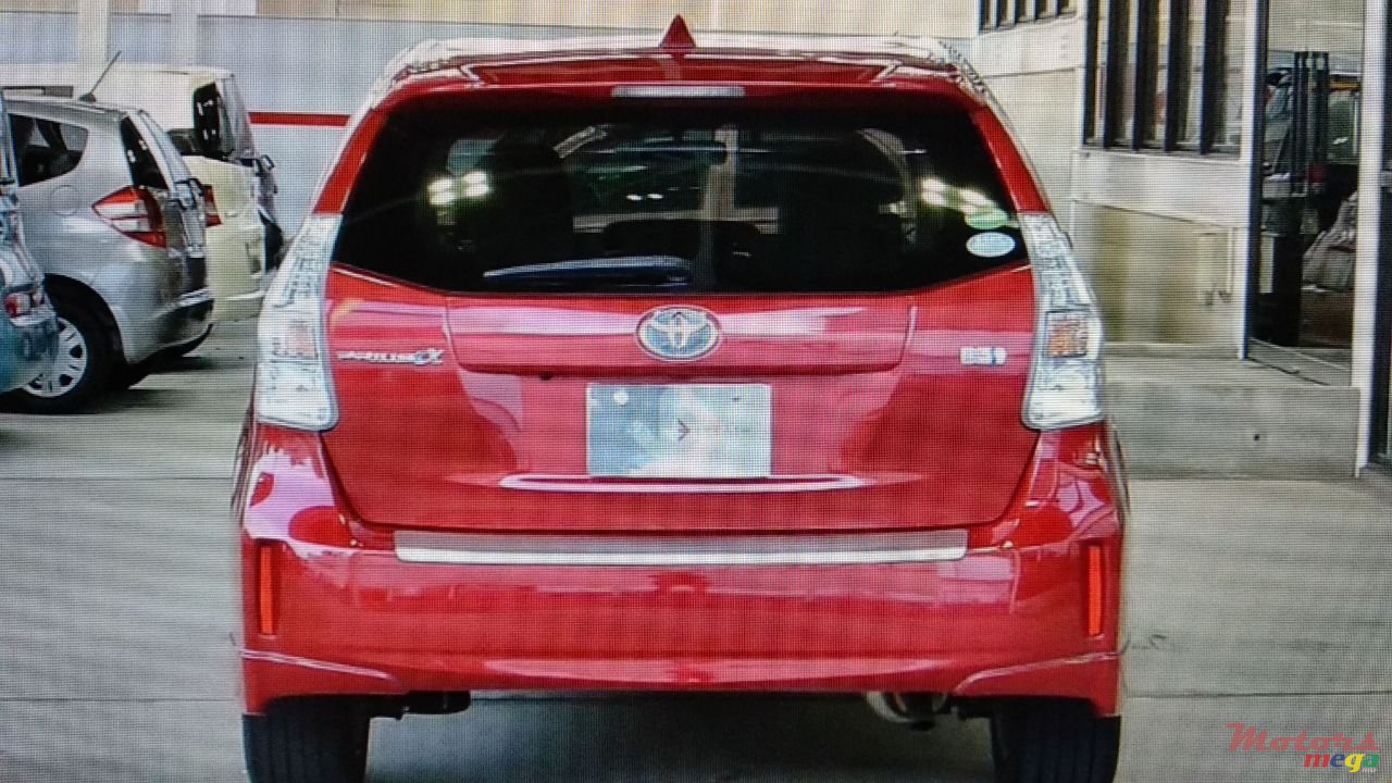 2015' Toyota Prius v photo #2