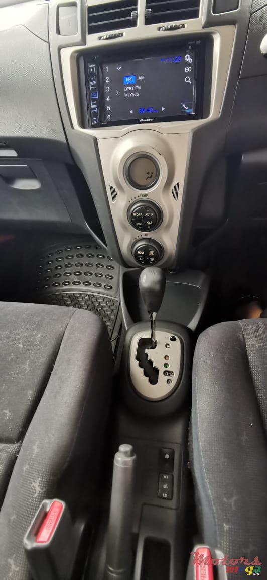 2007' Toyota Vitz RS photo #4