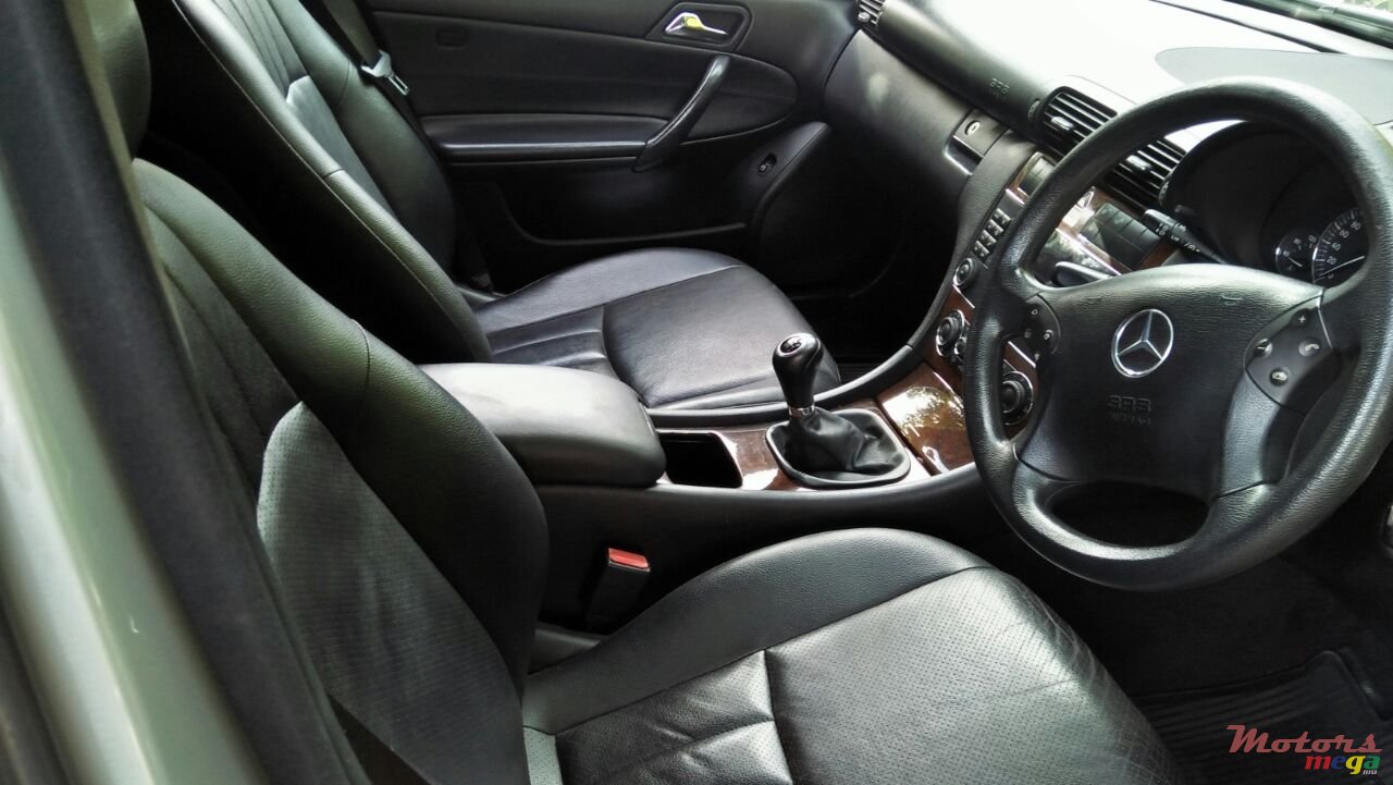 2005' Mercedes-Benz C 220 CDI photo #3