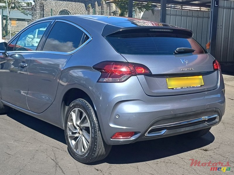 2011' Citroen DS4 photo #3