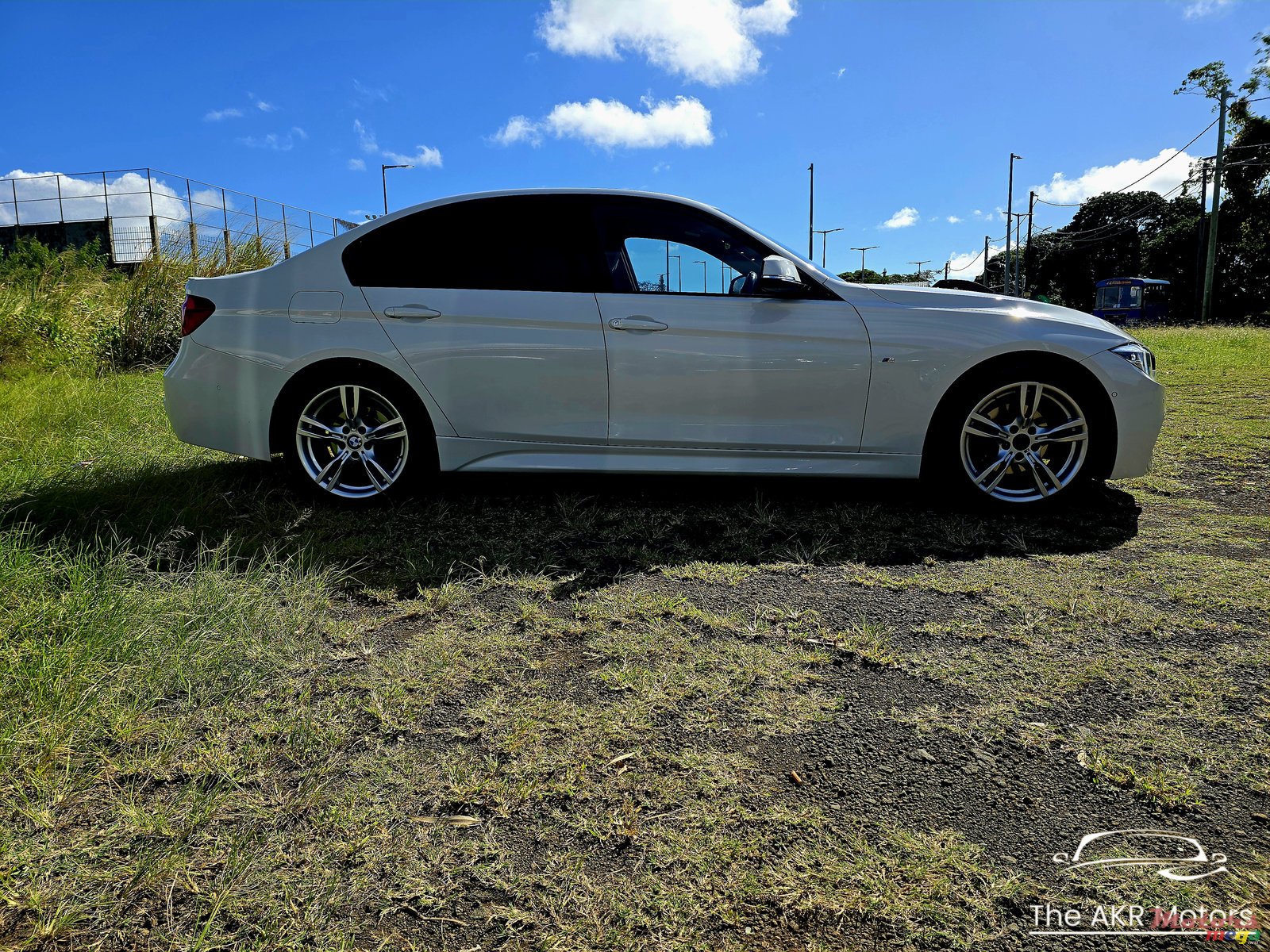 2018' BMW 3 Series 318i M Sport photo #1