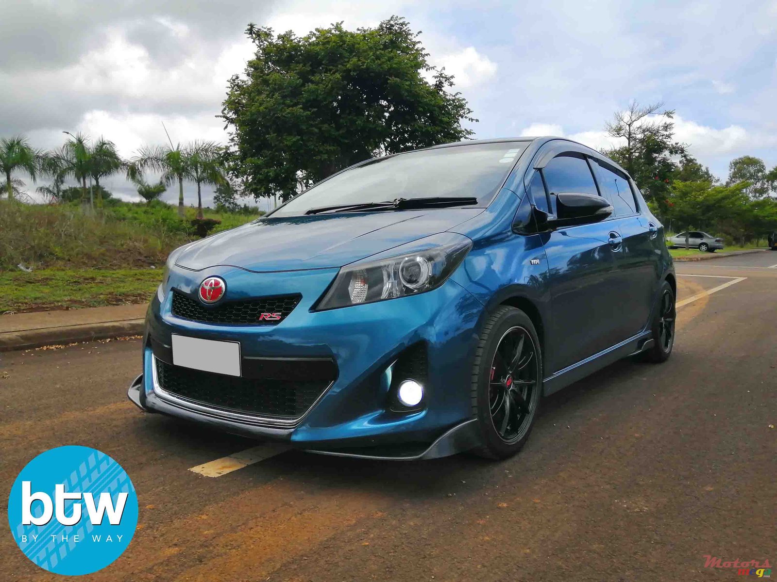 2013' Toyota Vitz photo #2