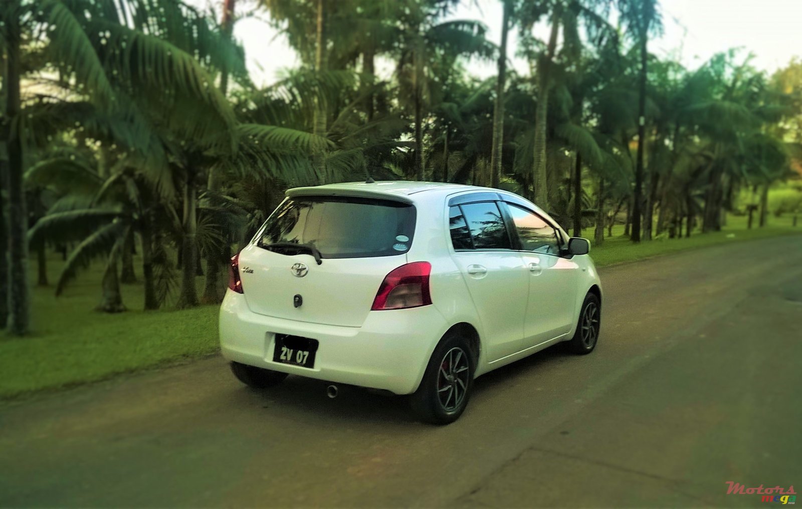 2007' Toyota Vitz 1.3 photo #2