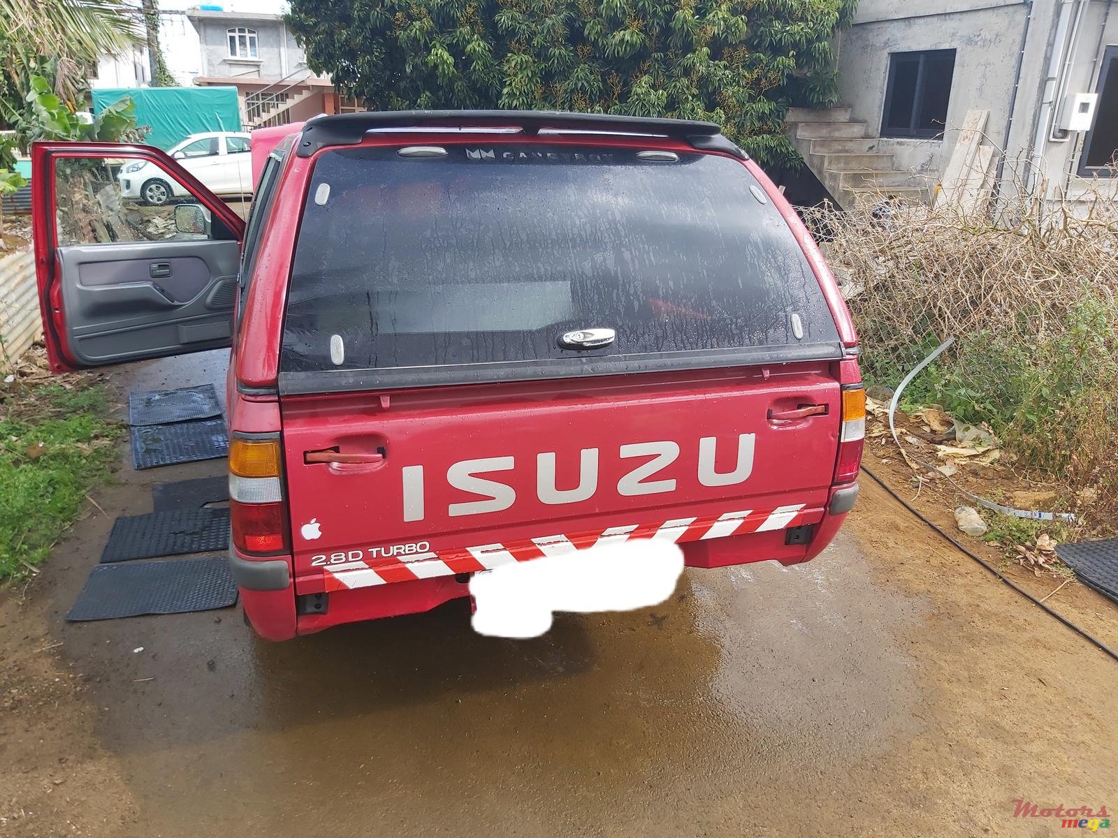 2000' Isuzu photo #2