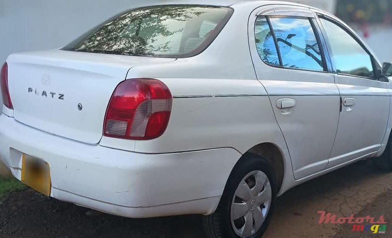 2002' Toyota Platz photo #3