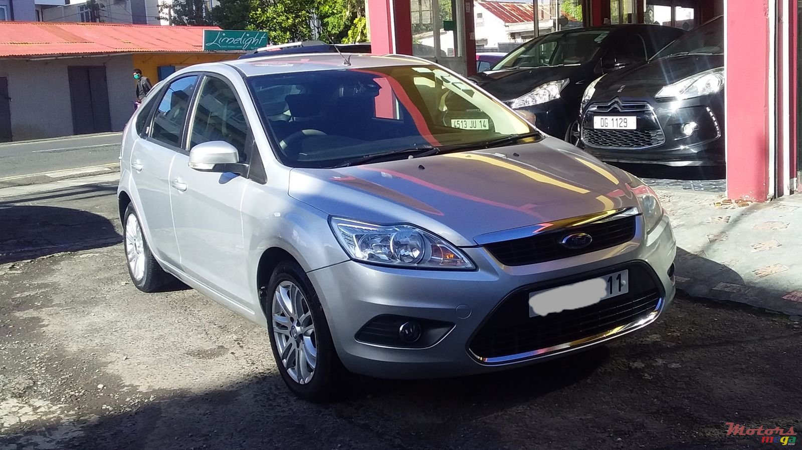 2010' Ford Focus photo #2