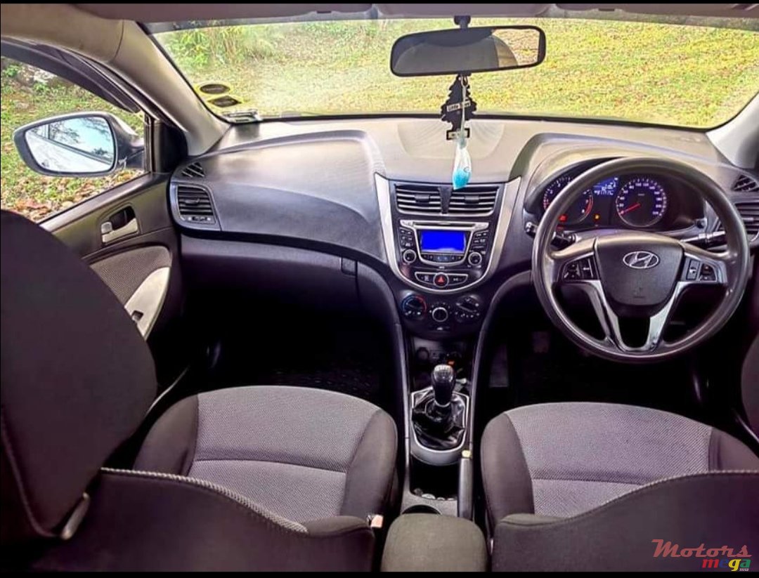 2011' Hyundai Accent photo #6