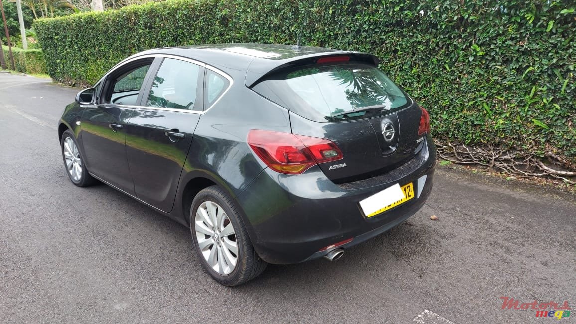 2012' Opel Astra Version Sport photo #4