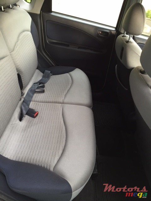 2004' Mitsubishi Colt photo #4