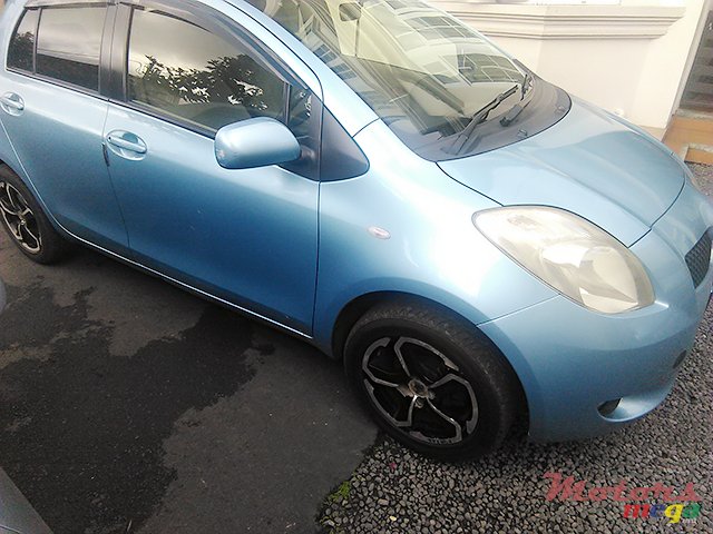 2006' Toyota Vitz photo #1