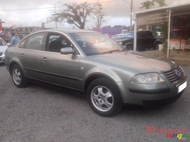 2005' Volkswagen Passat photo #2