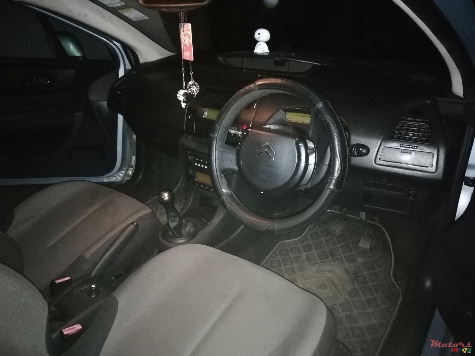 2008' Citroen C4 photo #7