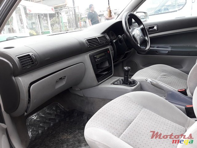 2001' Volkswagen Passat photo #4