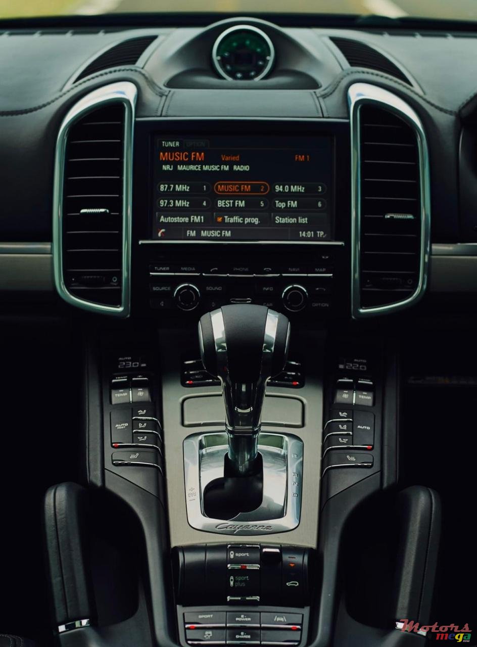 2015' Porsche Cayenne S E-hybrid photo #2