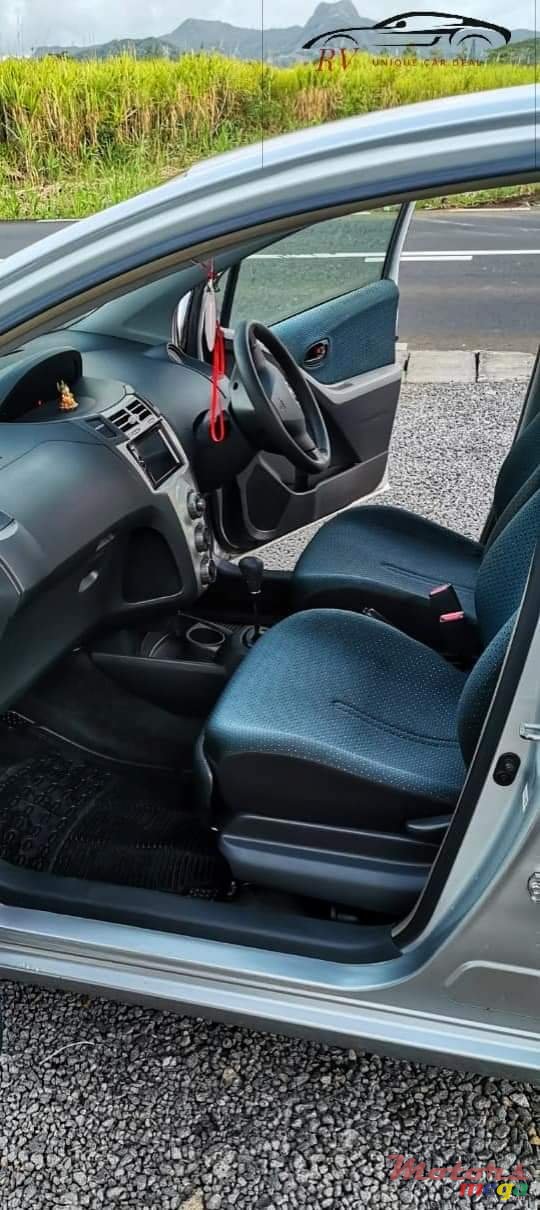 2006' Toyota Vitz photo #1